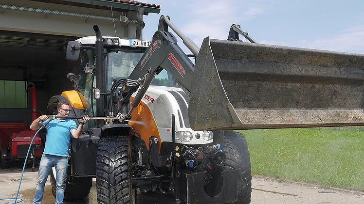 Bereit, ein Zeichen zu setzen: Der Weidhäuser Bürgermeister Markus Mönch wird den Marsch von Dörfles-Esbach zum HUK-Coburg-Arena mit dem Traktor der Gemeinde begleiten. Vorher bringt er ihn natürlich erstmal optisch auf Vordermann. Foto: Berthold Köhler