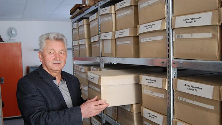 B&uuml;rgermeister Peter Hart im Gemeindearchiv im ersten Stock.