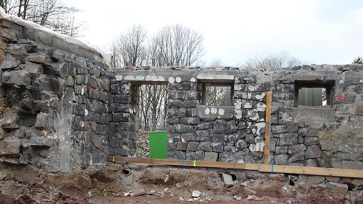 Diese Mauer aus Basaltsteinen bleibt stehen. Sie wird in den Neubau integriert. Ulrike Müller