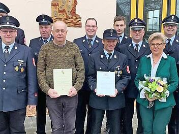 Zahlreiche Ehrungen standen bei der Feuerwehr Teuschnitz auf dem Programm. Im Bild (von links): KBM Markus Wachter, Zweiter Vorsitzender Bernd Dennochweiler, Vorsitzender Tobias Neder, Sandro Resch, Lothar Jungkunz, Andreas Schülein, Steve Kirsch, Maximilian Greser, Zweiter Kommandant Reiner Förtsch, Bürgermeisterin Gabriele Weber, Kommandant Christian Müller sowie KBI Frank Fischer  Foto: Jürgen Malcher