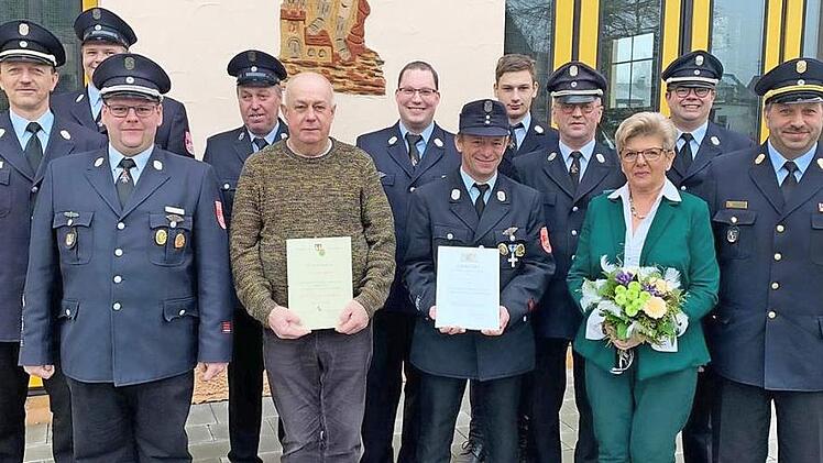 Zahlreiche Ehrungen standen bei der Feuerwehr Teuschnitz auf dem Programm. Im Bild (von links): KBM Markus Wachter, Zweiter Vorsitzender Bernd Dennochweiler, Vorsitzender Tobias Neder, Sandro Resch, Lothar Jungkunz, Andreas Schülein, Steve Kirsch, Maximilian Greser, Zweiter Kommandant Reiner Förtsch, Bürgermeisterin Gabriele Weber, Kommandant Christian Müller sowie KBI Frank Fischer  Foto: Jürgen Malcher