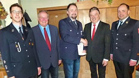 Vorsitzender J&ouml;rg Limmer (Mitte) wurde f&uuml;r 25 Jahre Dienstzeit geehrt. Mit im Bild (von links) der Untersteinacher Kommandant Markus Stumpf, B&uuml;rgermeister Volker Schmiechen, Landrat Klaus Peter S&ouml;llner und Kreisbrandmeister Alexander Reinsch  Foto: Werner Oetter