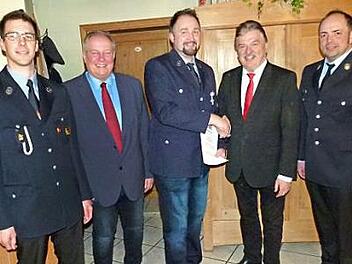 Vorsitzender Jörg Limmer (Mitte) wurde für 25 Jahre Dienstzeit geehrt. Mit im Bild (von links) der Untersteinacher Kommandant Markus Stumpf, Bürgermeister Volker Schmiechen, Landrat Klaus Peter Söllner und Kreisbrandmeister Alexander Reinsch  Foto: Werner Oetter