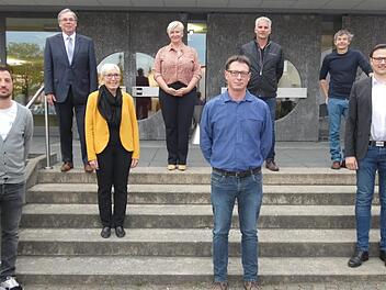 Bürgermeister Bernhard Ruß (hinten links) freut sich auf die Zusammenarbeit mit den neuen Gemeinderäten (von links) Matthias Naumann, Gabriele Braun, Andrea Rippstein, Mark Werner, Oliver Gottschalk, Stefan Rippstein und Julian Müller. Christian Licha