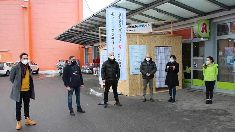 Gruppenbild vor der HütteOliver Schmidt
