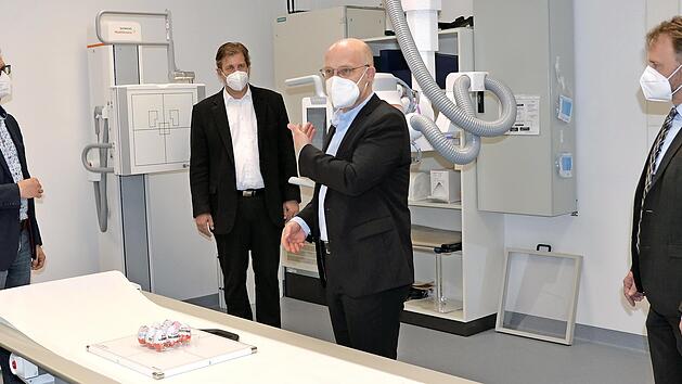Bei der Demonstration, als neun &Uuml;berraschungseier ger&ouml;ntgt wurden (v.&nbsp;l.): Aufsichtsratsvorsitzender und Oberb&uuml;rgermeister Uwe Kirschstein, Landrat Hermann Ulm, Leiter Y-ray-Products Carsten Bertram von Siemens und der Klinikum-Gesch&auml;ftsf&uuml;hrer Sven Oelkers