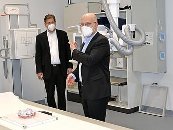 Bei der Demonstration, als neun Überraschungseier geröntgt wurden (v. l.): Aufsichtsratsvorsitzender und Oberbürgermeister Uwe Kirschstein, Landrat Hermann Ulm, Leiter Y-ray-Products Carsten Bertram von Siemens und der Klinikum-Geschäftsführer Sven Oelkers