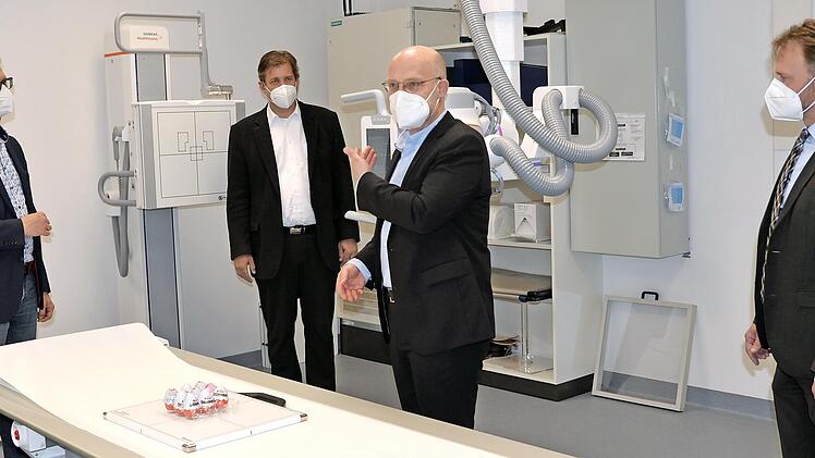 Bei der Demonstration, als neun Überraschungseier geröntgt wurden (v. l.): Aufsichtsratsvorsitzender und Oberbürgermeister Uwe Kirschstein, Landrat Hermann Ulm, Leiter Y-ray-Products Carsten Bertram von Siemens und der Klinikum-Geschäftsführer Sven Oelkers