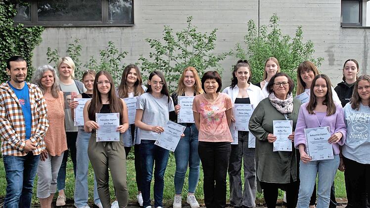 Stolz sind die neu ausgebildeten Babysitterinnen auf ihr &bdquo;Babysitterdiplom&ldquo;.