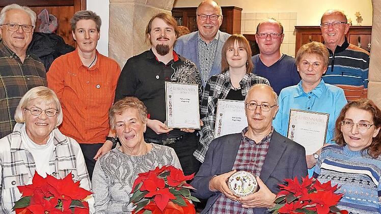 In der unteren Reihe die Preisträger des Einzelhaus-Wettbewerbs (v.l.): Sabine Schorlemmer, Helga Greim, Wolfgang und Edeltraud Willert. Obere Reihe (v.l.): Bürgermeister Harald Michel, Andrea Jahnke, Fabian Jahnke, Kreisvorsitzender Mathias Schne...