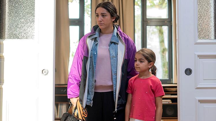 Eriks Kochsch&uuml;lerin Nuri (Acelya Sezer, links) hat zu Hause Probleme und muss sich immer wieder um ihre kleine Schwester Elif (Helene Salame) k&uuml;mmern, weil ihre alkoholkranke Mutter nicht dazu in der Lage ist.