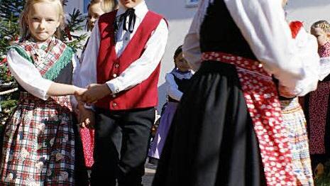 Es ist jedes Mal ein schmuckes Bild: Der Neukenrother Nachwuchs in Tracht. Foto: Joachim Beez