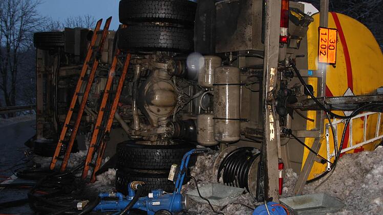 Die Bundesstraße B 279 zwischen Bischofsheim und Fulda musste ...