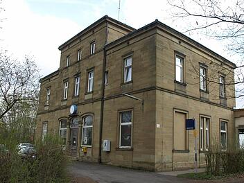 Der aktuelle Besitzer des Ebenhäuser Bahnhofsgebäudes kommt aus Chemnitz. Ein erster Gesprächstermin war abgesagt worden, ein Treffen strebt Bürgermeister Siegfried Erhard weiter an. Foto: Stefan Geiger