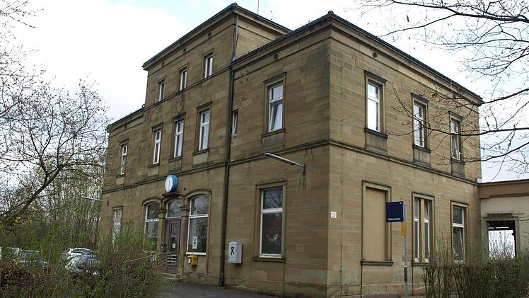 Der aktuelle Besitzer des Ebenhäuser Bahnhofsgebäudes kommt aus Chemnitz. Ein erster Gesprächstermin war abgesagt worden, ein Treffen strebt Bürgermeister Siegfried Erhard weiter an. Foto: Stefan Geiger