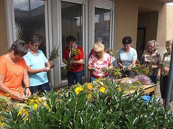 Für die Kräuterweihe am Fest Mariä Himmelfahrt bereiteten in Oerlenbach Frauen 80 Büschel vor (von links): Brunhilde Ehehalt, Gabi Hoch, Helga Wiesner, Doris Beutert, Heidemarie Martin, Maria Federau und Bärbel Steinkohl. Fotso: Stefan Geiger