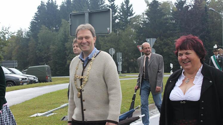 Auch Bürgermeister Klaus Löffler und einige Gemeinderäte liefen im Festzug mit. Foto: Veronika Schadeck