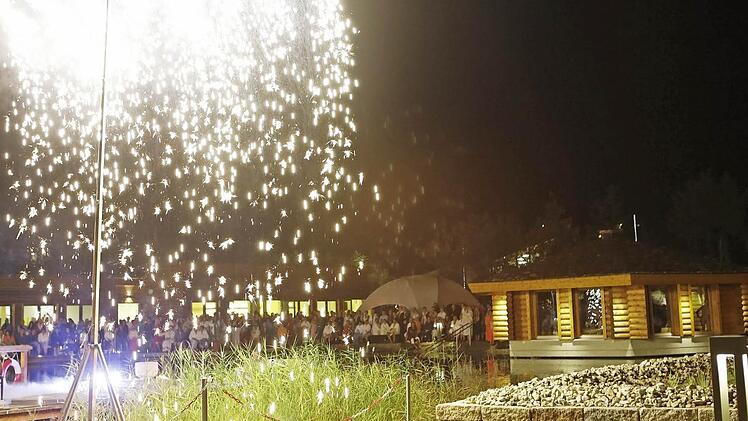 Feuerregen über dem Naturbadesee: Das Feuerwerk "Spektakolo" mit seinen Lichtkaskaden verzauberte das neue Saunaland.