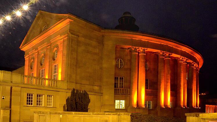 Rot leuchtete der Regentenbau am Sonntagabend aus Protest gegen die Todesstrafe.  Fotos: Peter Rauch