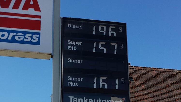 Am 4. Oktober stand der Preis f&uuml;r Diesel an dieser Tankstelle in Spalt den ganzen Vormittag &uuml;ber auf 1,96 Euro. Foto: Regina Leibgeber-Davis
