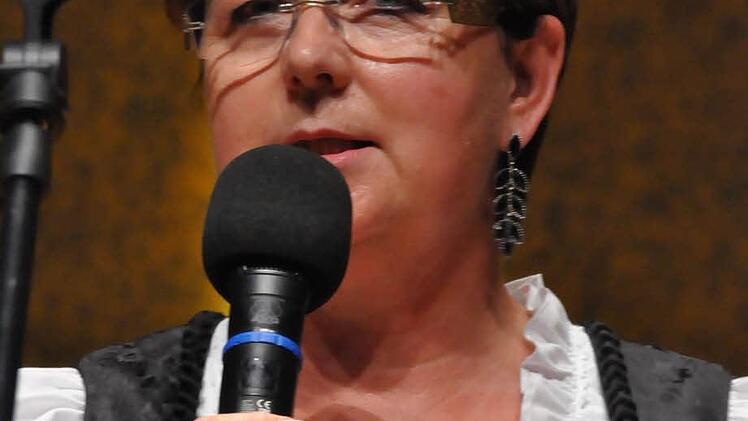 Gabi Kanz moderiert den Fränkischen Heimatabend. Foto: Peter Klopf