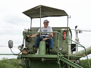 20 Jahre älter als er selbst ist der Mähdrescher von Christian Schmitt aus Limbach "aber er wäre sofort einsatzfähig". Er drischt dann aber doch lieber mit einer etwas neueren Version. Der Claas Matador ist Baujahr 1964, hat eine Arbeitsbreite von 2,7 Metern, 85 PS und kann sich mit maximal 20 Stundenkilometern fortbewegen. Foto: Sabine Weinbeer