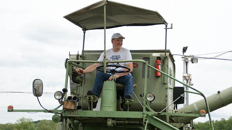 20 Jahre älter als er selbst ist der Mähdrescher von Christian Schmitt aus Limbach "aber er wäre sofort einsatzfähig". Er drischt dann aber doch lieber mit einer etwas neueren Version. Der Claas Matador ist Baujahr 1964, hat eine Arbeitsbreite von 2,7 Metern, 85 PS und kann sich mit maximal 20 Stundenkilometern fortbewegen. Foto: Sabine Weinbeer