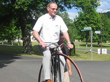 Kreisrat und 2. Bürgermeister von Zeitlofs, Roland Limpert, tourt auf einem Hochrad. Foto: Beatrix Lieb