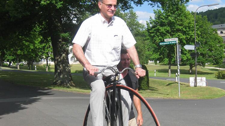 Kreisrat und 2. Bürgermeister von Zeitlofs, Roland Limpert, tourt auf einem Hochrad. Foto: Beatrix Lieb