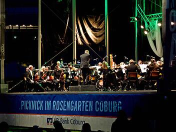 Das Philharmonische Orchester des Landestheaters musizierte beim Open-Air-Konzert im Coburger Rosengarten.Foto: Jochen Berger