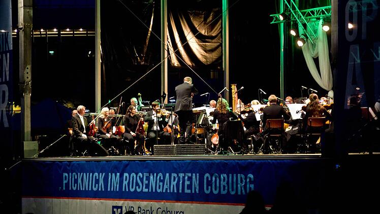 Das Philharmonische Orchester des Landestheaters musizierte beim Open-Air-Konzert im Coburger Rosengarten.Foto: Jochen Berger