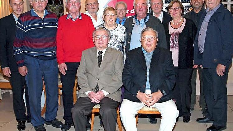 Der DGB-Regionsgeschäftsführer für Oberfranken, Mathias Eckardt (links), bedankte sich bei den langjährigen Mitgliedern für 40- und 50-jährige Zugehörigkeit und bei Erich Fick und Manfred Maisel (sitzend von links) sogar für 60-jährige Treue zur Gewerkschaft.  Foto: Alfred Thieret