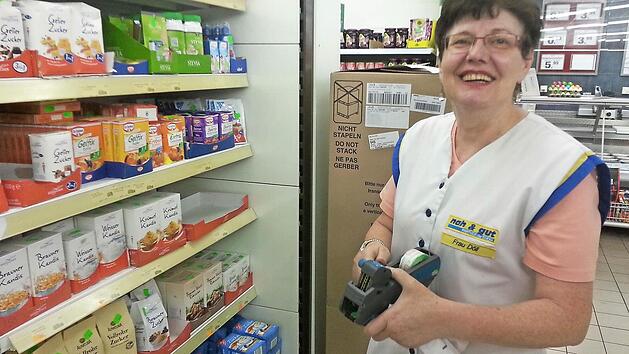 Im Kittel, lachend und immer hilfsbereit: So kennt die Kundschaft Brigitte D&ouml;ll. Die 61-J&auml;hrige arbeitet seit 1970 im Handel. Foto: Sabine Christofzik