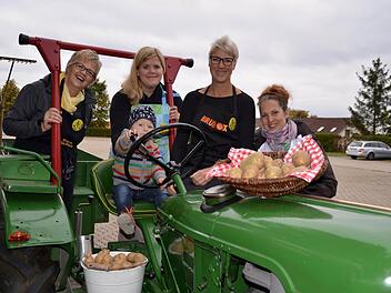 Annegret Winter (links), Martina Kleinheinz mit Theo sowie Nicole Kirchner und Anja Stendel vom Organisationsteam haben schon die ersten Kartoffeln besorgt. Etwa einen Zentner, entspricht 50 Kilogramm, werden sie am Wochenende verarbeiten. Foto: Kathrin Kupka-Hahn