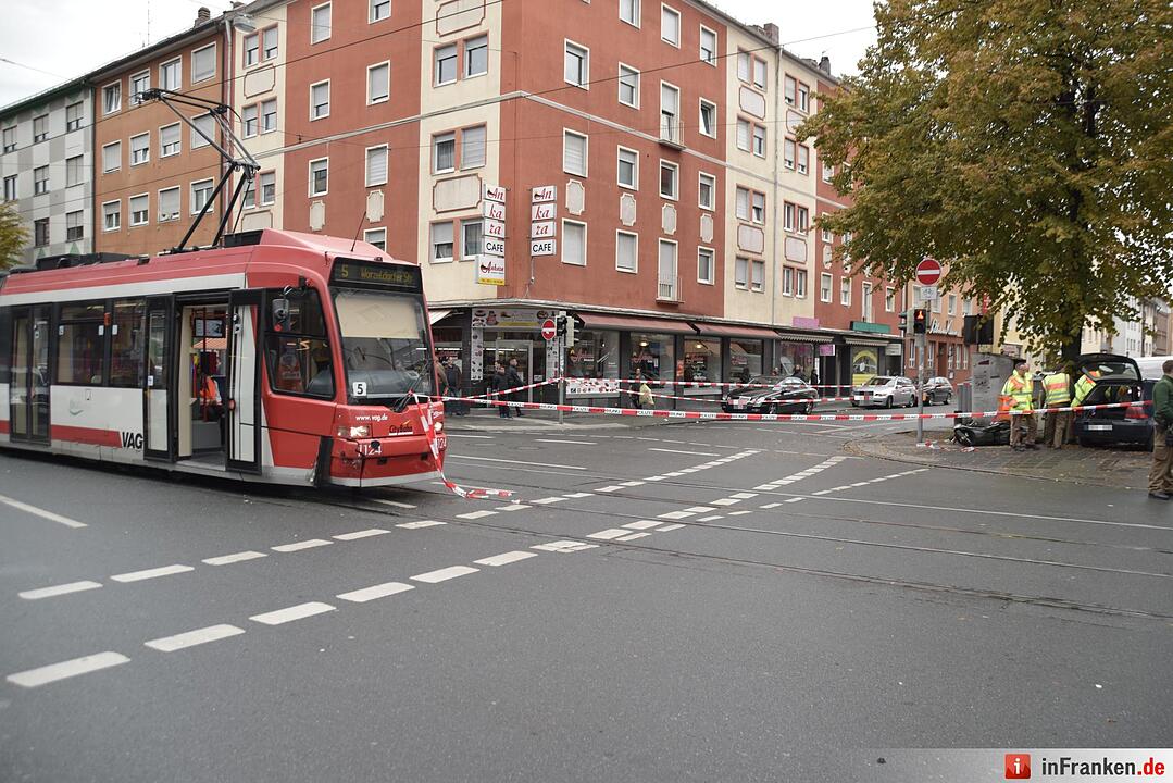 Nürnberg-Südstadt: Pkw rammt Straßenbahn
