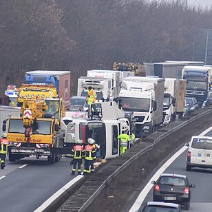 Lkw kippt auf A73 um - Autobahn in Richtung Nürnberg gesperrt