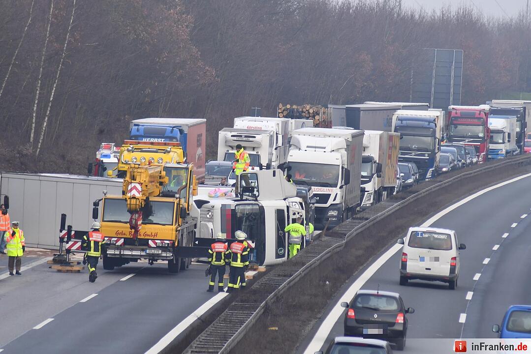 Lkw kippt auf A73 um - Autobahn in Richtung Nürnberg gesperrt