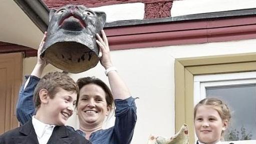 Rektorin Elke Ankenbrand enthüllte Maximilian Müller und Marie-Luise Gläsel als Katzenkopfpaar.