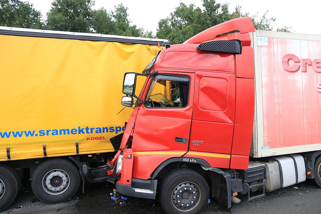 A3 bei Schlüsselfeld: Zwei Personen bei Lkw-Crash eingeklemmt