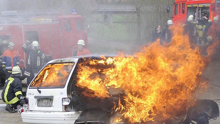 In Würzburg sind zwei Autos zusammengestoßen. Das Auto des Unfallverursachers geriet dabei in Brand.Symbolbild: Winfried Ehling