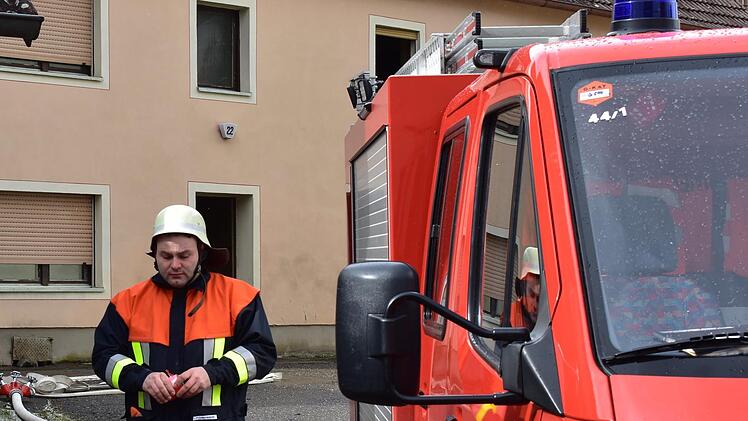 Ein Einsatzwagen vor dem leerstehenden Haus in Guttenburg. Die Brandursache ist noch unklar. Foto: Petra Malbrich