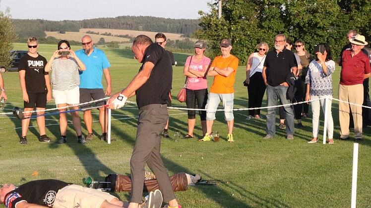 Trickgolfer Graham Glasgow schlug einen Ball ab der auf dem Körper von Michael Schiemann lag.Michael Stelzner