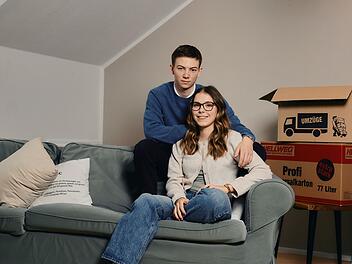 Stintje und Yuri, beide 20 Jahre alt, beziehen gemeinsam ihre erste eigene Wohnung. Damit, dass ausgerechnet Tupperdosen zum Auslöser ihres ersten Streits werden, haben sie nicht gerechnet.