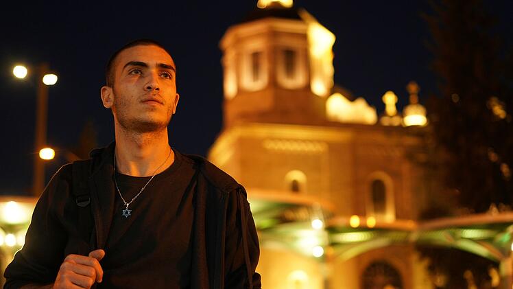 Meni Azulai (Ben Sultan) drifet ziellos durch sein Leben, als er am Stadion erstmals mit der Hooligan-Szene von Jerusalem in Ber&uuml;hrung kommt.