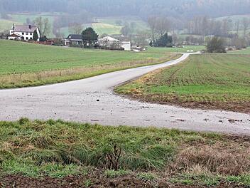 Wie bringt man das Wasser von diesem Weg, der in Richtung Kreisstraße CO 6 führt, welches unter anderem auch von rechts aus dem "Grünweg" kommt. Links entlang des Weges verläuft ein Graben, rechts des Weges sollen Drainagen verlegt werden.  Foto: Helmut Will