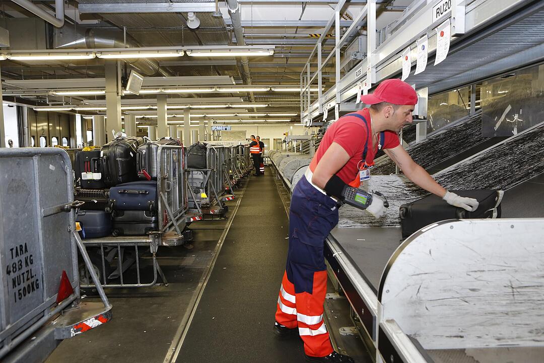 Das geht ganz schön in die Knochen. Und in der Regel landet alles im richtigen Flieger. Dafür sorgt ein Strichcode auf dem Gepäcklabel. Die Gepäckstücke durchlaufen auf ihrem Weg ins Flugzeug diverse Scannerstationen. Hier wird nicht nur geprüft, ob die Richtung stimmt, sondern auch, ob das Gepäckstück sicher ist. Schlägt das System Alarm, wird das Gepäckstück in Anwesenheit des Eigentümers überprüft. Erst dann geht’s weiter. Meist sei ein solcher Alarm harmloser Natur. Da fände sich schon mal e