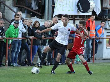 Alexander Tully (links) wechselt vom Kreisliga-Absteiger SV Poxdorf zur DJK Wimmelbach, bei der er einer von gleich neun Zugängen ist. Foto: Uwe Kellner