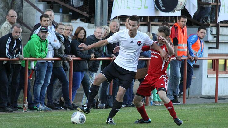 Alexander Tully (links) wechselt vom Kreisliga-Absteiger SV Poxdorf zur DJK Wimmelbach, bei der er einer von gleich neun Zugängen ist. Foto: Uwe Kellner