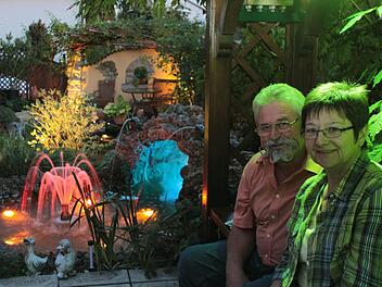 Dieter und Heidrun Eichner in ihren Garten. Foto: Jürgen Gärtner