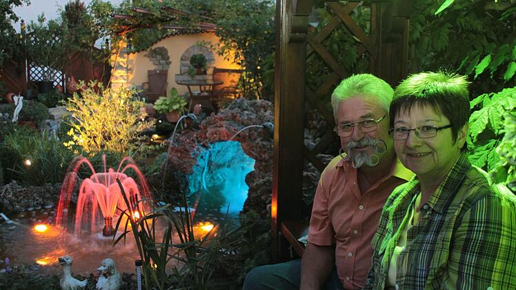 Dieter und Heidrun Eichner in ihren Garten. Foto: Jürgen Gärtner